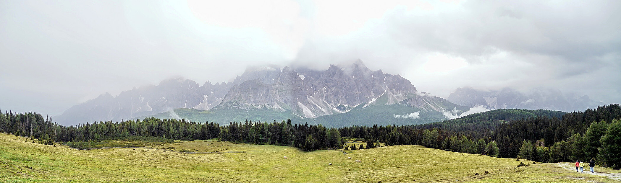 Panoramatický výhked od Alpe Nems Hütte za deště