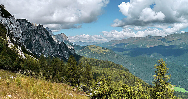 Vhled na Passo Monte Croce/Kreuzbergpass z Col d'la Tenda; zelen kopec uprosted je Cima dei Colesei, v lese v pravo se nachz vodopd na ece Padola, Pissandola