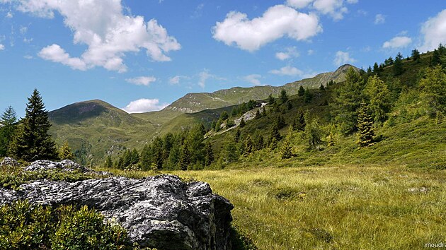 Karnsk Alpy nad boudou Coltrondo, na okraji suti uprosted snmku je zachycena st pevnosti Opera 7 u cesty .159 do Passo Silvella