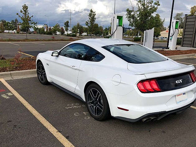 BLOG 56 Zapůjčený Mustang u nabíječek