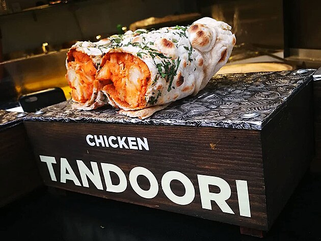 Nejvt trhk v Tandoori chicken, jsou pekvapiv variace na nejrznj plnn wrapy. Ten na fotce byl s kuecm masem v tstku a byl, jak jinak, bosk.