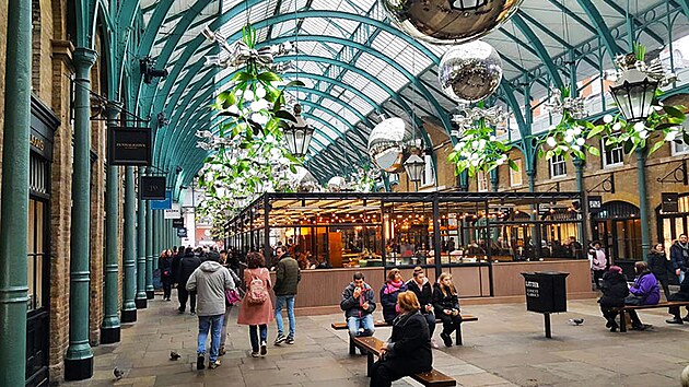 Covent Garden je krsn ukzka viktorinsk trnice. Dnes u ale pvodnmu elu neslou a msta trhovc zaplnili butiky a kavrny.