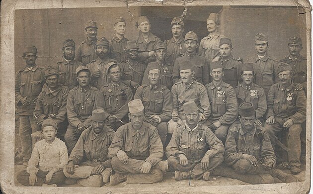 Tzv. albnsk pluk slo XI. Vzcn fotografie bojov jednotky psobc na albnsk front.