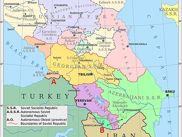 Mapa sovtskho Kavkazu. erven psmena oznauj popisovan autonomn republiky vznikl po smlouvch s Tureckem: A - muslimsk Adarsk ASSR v rmci Gruzie, B - Nachievansk ASSR v rmci zerbjdnu.