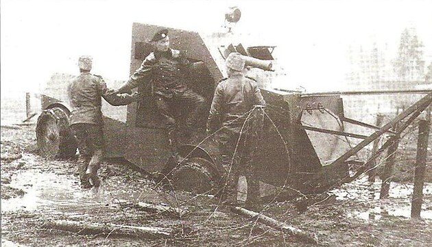 Jeffery Poplavko pi "bahnivch testech" s nstavbou pro likvidaci protipchotnch pekek, 1916