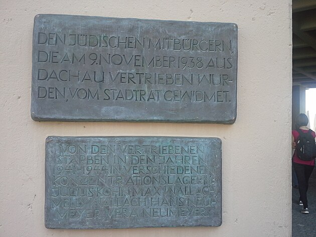 Pamtn desky pipomnaj temn a tragick obdob nacizmu a likvidaci idovskch oban Dachau.