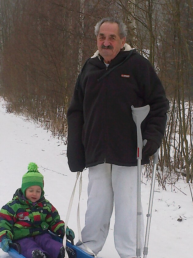 D�da Andreas hl�d� pravnu�ko, u� je i praprad�de�ek.