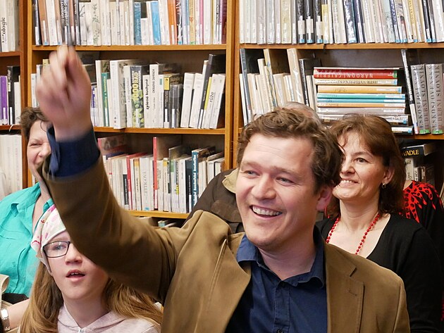 A n� pan starosta ji dle domluvy vylov� k radosti publika z kapsy saka