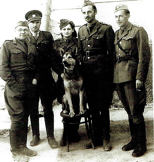výcviková jednotka, velitel kpt. Anton Brezany (vlevo), Slovensko 1945