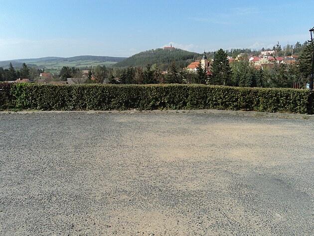 Rozhled ze h�bitova pro je�t� �iv�