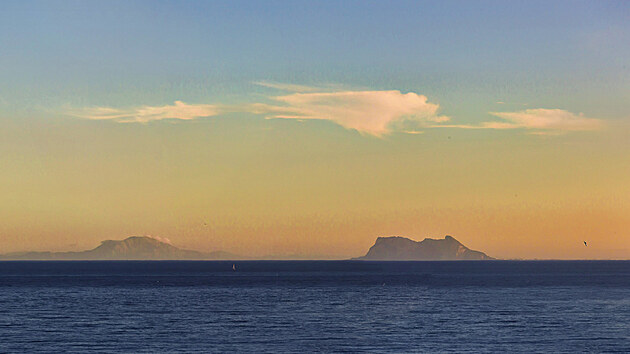 Veern vikovka panlsk, vpravo Gibraltar, vlevo v pozad marock pobe s horou Debel al Ms (Mojova hora).