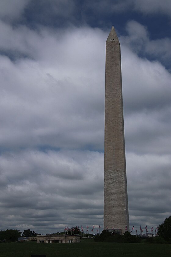 Vbec se to nezd, ale Washingtonv pamtnk m vku 169 metr a je tak nejvy budovou msta. Byl budovn ve dvou etapch proto si vimnte rznch barev kamene. Momentln je v rekonstrukci a proto uzaven.