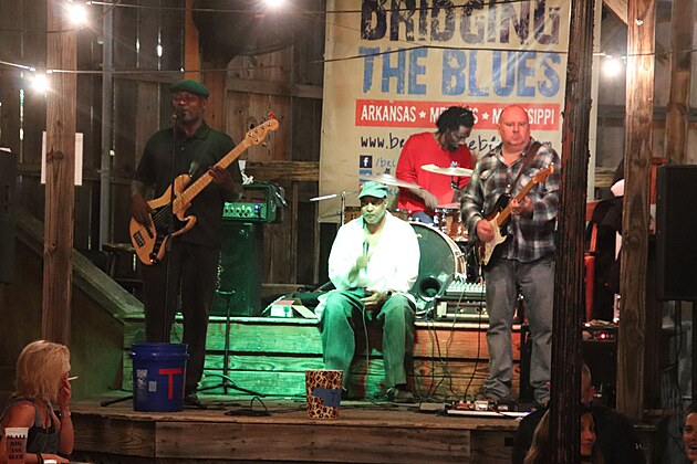 Dal�� venkovn� skupina o p�r metr� d�l.