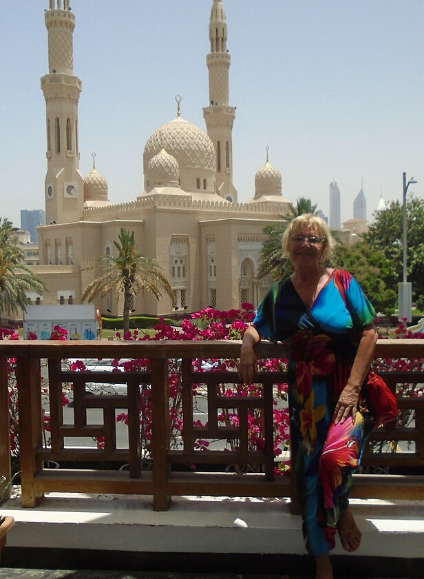 Jedna z krsnch meit v Dubaji. J stojm v protj budov, z n je na meitu krsn vhled - a d se tam kouit; na tajnaku, ale i v ramadnu...