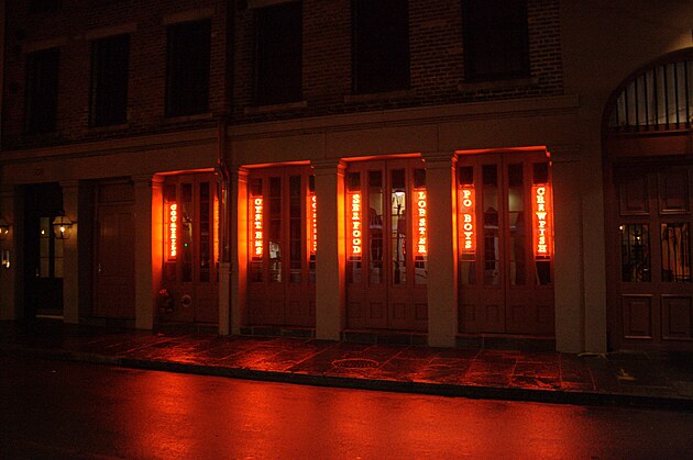 Bourbon Street at night - licence CC BY-SA 3.0