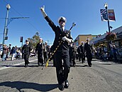 Parade march - ka�d� spr�vn� vedou mari��ci � licence CC BY 2.0