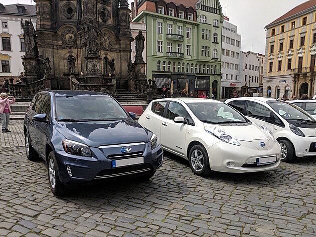 BLOG 61 elektromobil Toyota na dlažbě