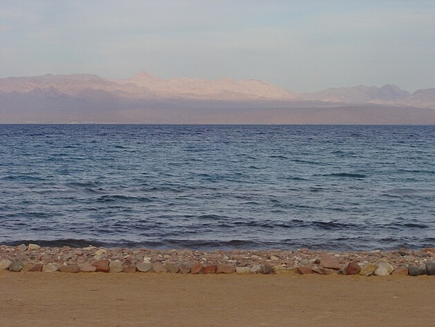 Rud� mo�e, Egypt, Sinajsk� poloostrov, za obzorem je Sa�dsk� Ar�bie