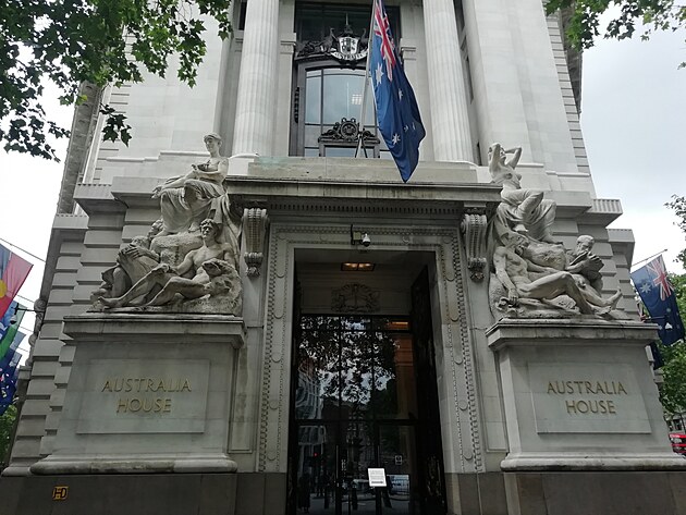 Budova austrlskeho vevyslanectva slila ako predloha Gringott banky. Niektor scny filmu sa v nej priamo natali