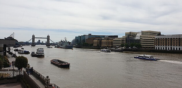 Vhad z London Bridge na Tower Bridge