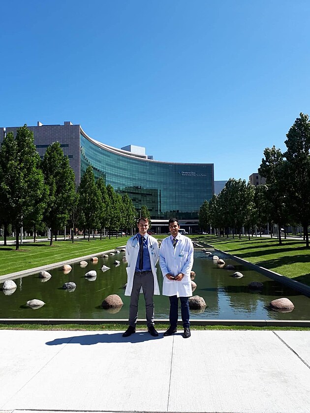 S m�m kamar�dem Rishim - pr�v� ukon�uj�c�m studentem medic�ny na Imperial College v Lond�n� a �lov�kem s vysok�mi ambicemi a c�ly - pr�ce dermatologie v USA. Zatracen� chytr� a bystr� to hoch. A m� r�d �esk� pivo!