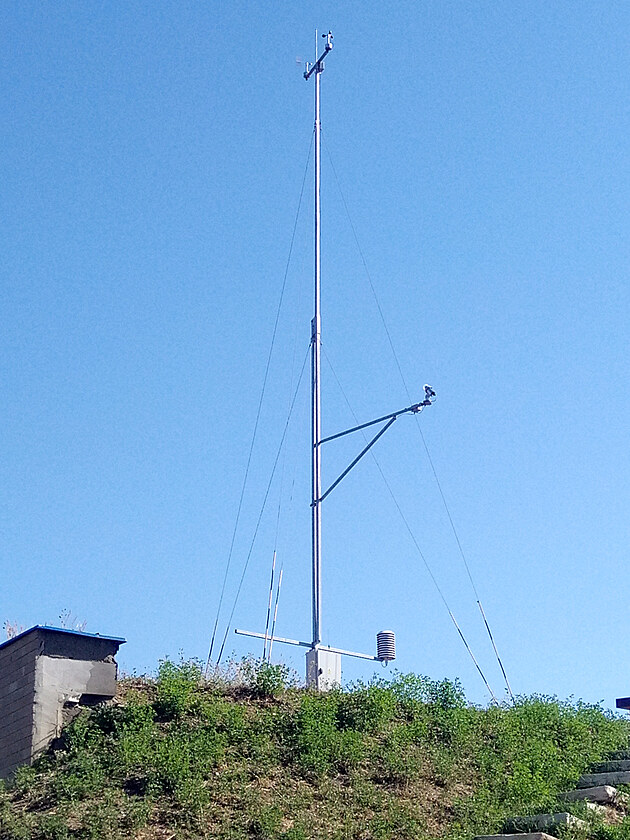 Automatick� klimatologick� stanice v Praze, Kr�lovsk� Vinohrady. M��en� zaji��uje �HM�.