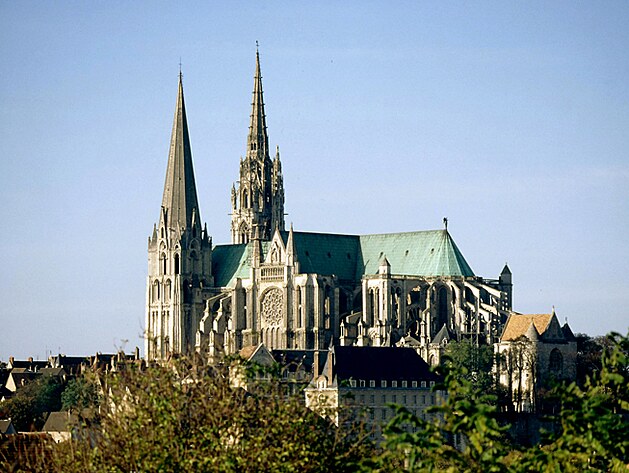 katedrla v Chartres [https://commons.wikimedia.org/wiki/File:Chartres,_Cath%C3%A9drale_Notre-Dame-F_149.jpg, https://upload.wikimedia.org/wikipedia/commons/1/11/Chartres%2C_Cath%C3%A9drale_Notre-Dame-F_149.jpg, PMRMaeyaert [CC BY-SA 3.0 (https://creative