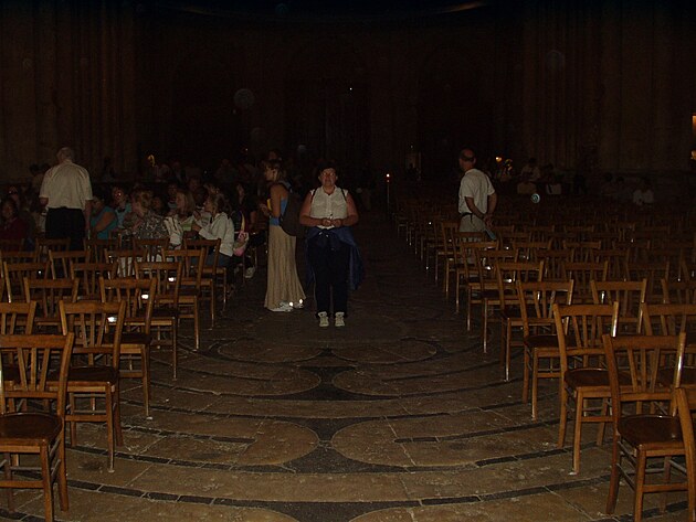 Charter-labyrint v katedr�le