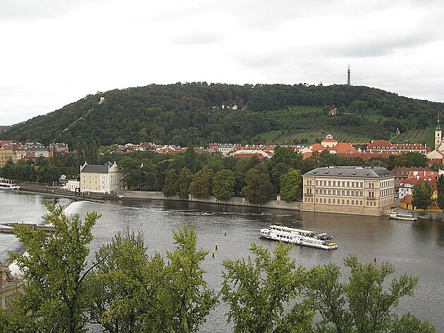 Petn ,[https://commons.wikimedia.org/wiki/File:Petrin_Praha.jpg, https://upload.wikimedia.org/wikipedia/commons/4/4b/Petrin_Praha.jpg, Ludek [CC BY-SA 3.0 (http://creativecommons.org/licenses/by-sa/3.0/)]