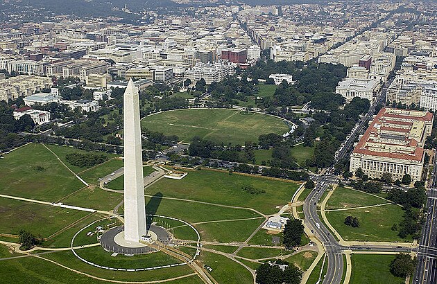 Obelisk ve Washingtonu [https://commons.wikimedia.org/wiki/File:WashMonument_WhiteHouse.jpg, https://upload.wikimedia.org/wikipedia/commons/1/13/WashMonument_WhiteHouse.jpg, U.S. Air Force Tech. Sgt. Andy Dunaway [Public domain]