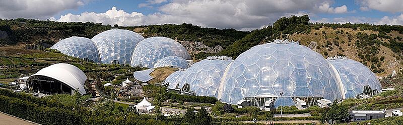 Geodetick domy [https://commons.wikimedia.org/wiki/File:Eden_Project_geodesic_domes_panorama.jpg, https://upload.wikimedia.org/wikipedia/commons/f/f2/Eden_Project_geodesic_domes_panorama.jpg, Jrgen Matern [CC BY-SA 2.5 (https://creativecommons.org/licen