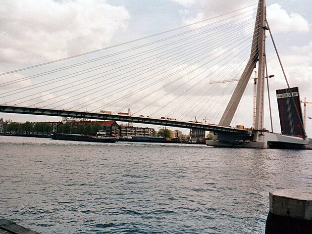 Most Erasmusbrug spojujc  jin a severni  Rotterdam