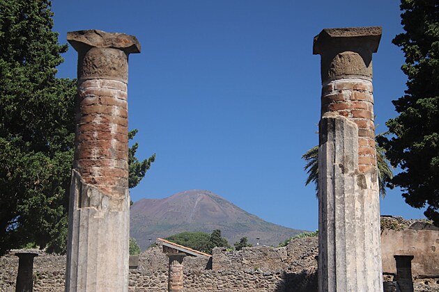 A tak Vesuv n klidn a zdnliv mrumilovn nad Pompejemi. Ale stle hroz.