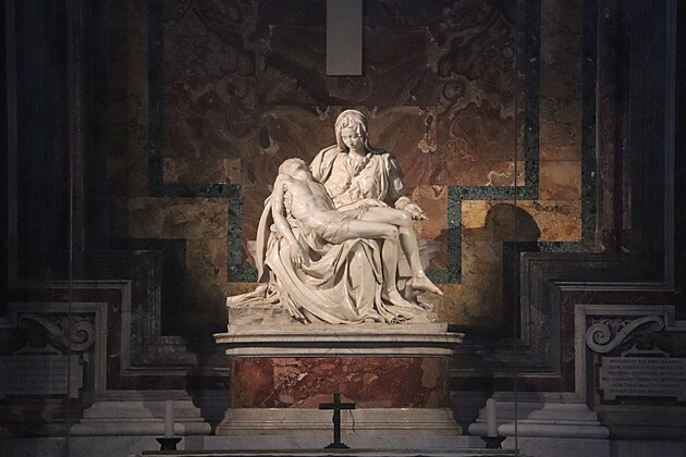 Michelangelova Pieta. Asi jedna z nejznmjch soch v djinch lidstva. Po atenttu na n ji nkolik desetilet schovna za sklem.