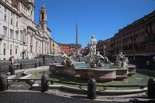 Na jihu nmst je Fontana ddel Moro. Do dnen podoby ji udlal v roce 1653 Bernini, kter navrhl boha moe uprosted.