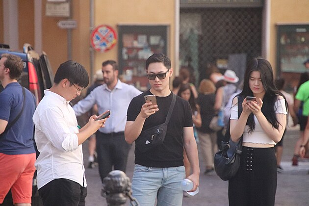 Turist� civ� do mobil� bu� kv�li informac�m ...