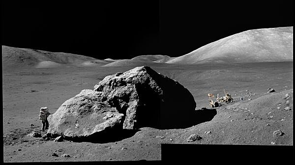 Geolog Harrison Schmitt z Apolla 17 (jedin� profesion�l na M�s�ci) velmi litoval, �e si tento vzorek nem��e odv�zt na Zemi cel�.