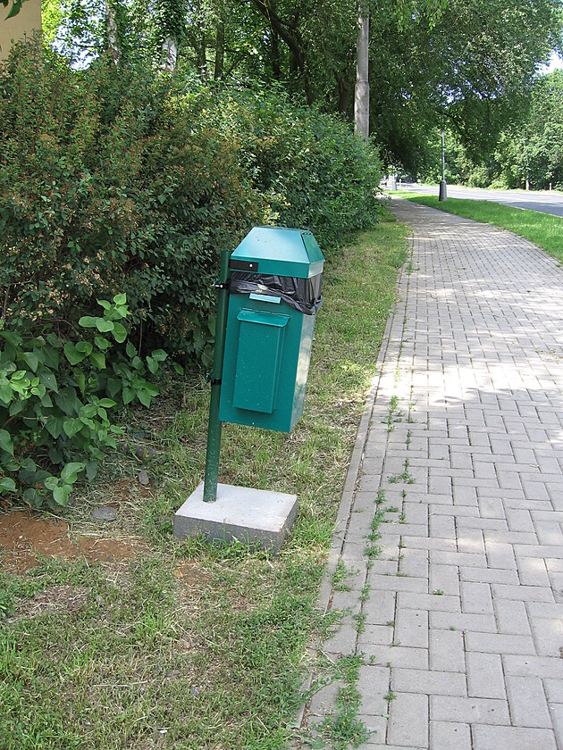 Z�sobn�k pro psy um�st�n� na rohu ulice �en�kovy a Ho�en�