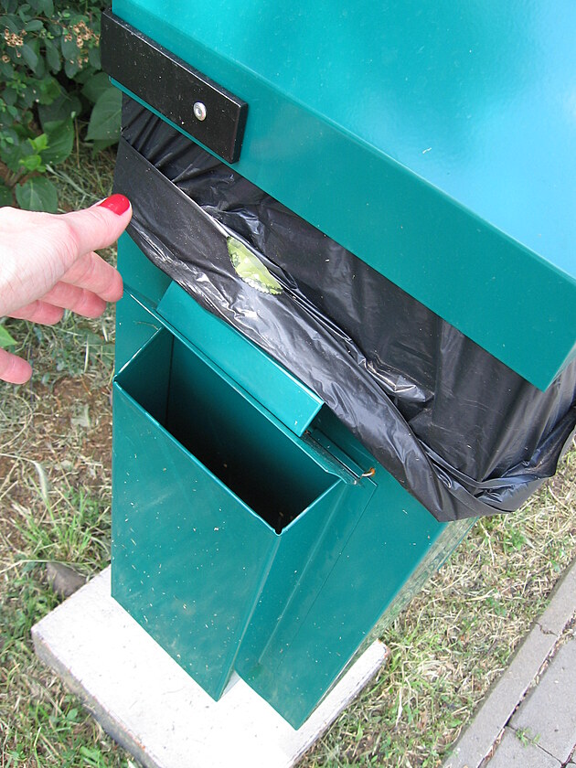 Z�sobn�k pro psy um�st�n� na rohu ulice �en�kovy a Ho�en�. Po 1,5 m�s�ci jsem vid�la pap�rov� s��ky jen jednou. Jinak chyb�.