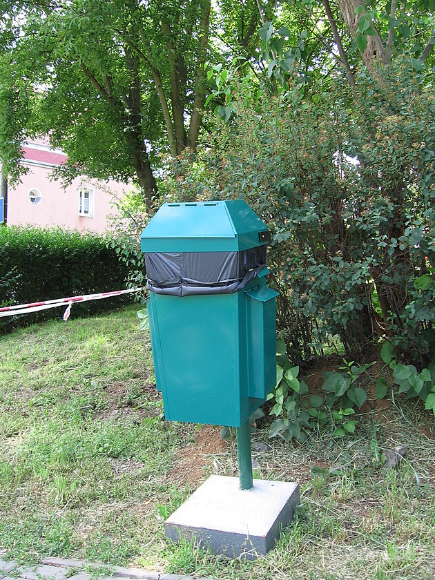 Z�sobn�k pro psy um�st�n� na rohu ulice �en�kovy a Ho�en�.