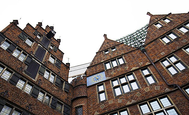 Architektura Bernharda Hoetgera m� sv�j nezam�niteln� styl.