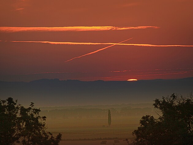 Typicky ''trifidská'' krajina se záhandými pruhy na nebi (pozor, ne kruhy!)