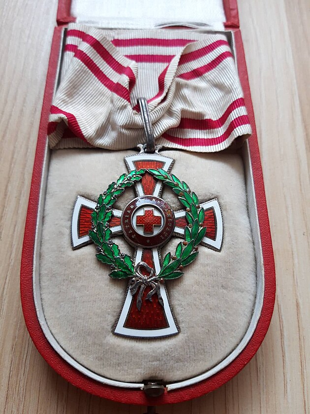 I. t��da �estn�ho vyznamen�n� za z�sluhy o �erven� k�� s v�le�nou dekorac�