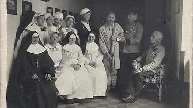 Person�l vojensk� nemocnice - zdravotn� sestry, milosrdn� sestry a d�stojn�ci l�ka�i