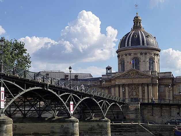 Pont des Arts a majesttn budova Francouzskho institutu