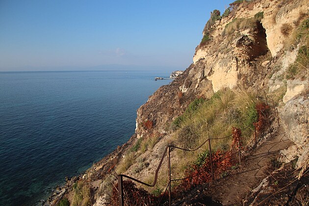 K pli se dostanete od ubytovn pouze "koz stezkou" s asi 80 metry peven. Opravdu nehroz e tam budou masy turist.