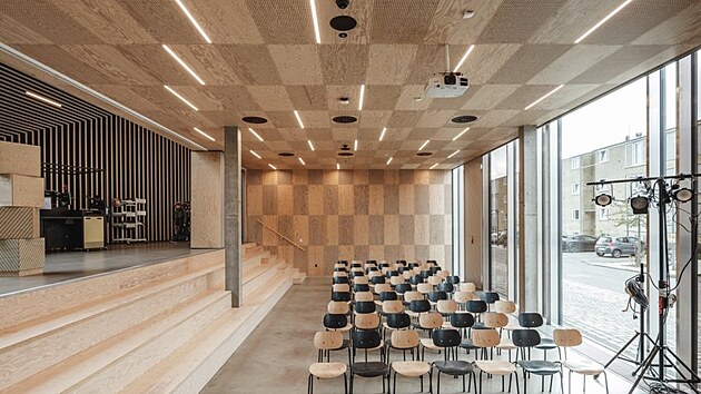 Variabilní sál u vstupu z ulice.