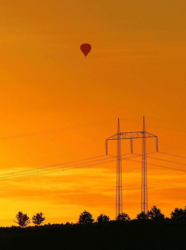 Elektrická krajina s balonem, srpnový večer