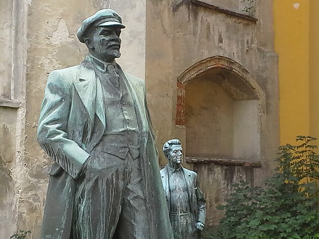 Velik Lenin s malm Juliem Fukem v kltern zahrad :-)