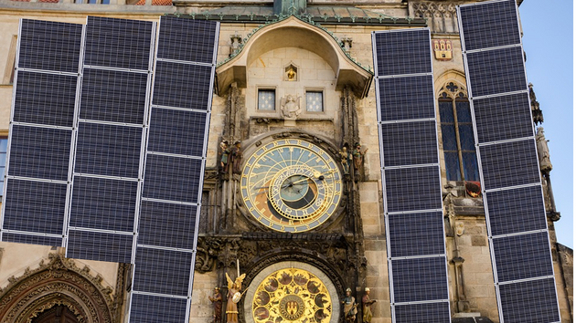 Staromstsk radnice se vkusn umstnmi solrnmi panely je novou atrakc pro turisty i funkn elektrrnou.